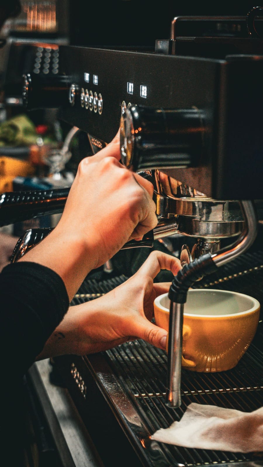 Preparación de café filtrado en la barra de Taste Pura Vida